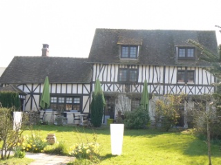L'Auberge de la pomme est hébergée dans une bâtisse à colombages typique.