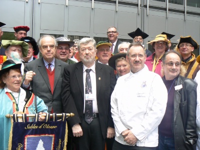 Le ministre de la Culture, Frédéric Mitterrand, Claude Izard et Robert Touchet, président et vice-président des Cuisinieries gourmande. Le ministre de la Culture, Frédéric Mitterrand, Claude Izard et Robert Touchet, président et vice-président des Cuisinieries gourmande.