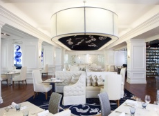 Le design ultra élégant et épuré du restaurant The Royce, blanc sur blanc.