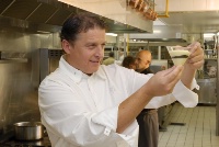 Le chef étoilé William Elliott explique qu'au Westminster du Touquet, il sert une soupe de poisson calquée sur la recette de Paul Canal au Dôme, où il a été formé à son arrivée à Paris.