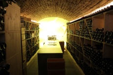 La cave, très fournie et visitable par les clients.