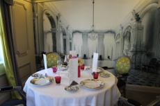 Le tissu des fauteuils des salons est signé Hermès, comme une partie des arts de la table.