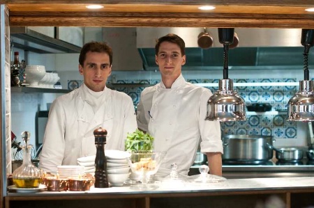 Nicolas Castelet, chef cuisinier, et Florent Castelet, chef pâtissier à l'Auberge du 15. Nicolas Castelet, chef cuisinier, et Florent Castelet, chef pâtissier à l'Auberge du 15.