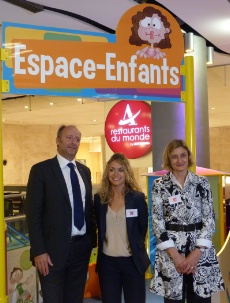 De gauche à droite : Vincent Monnot, directeur général d'Autogrill France, Laure Vincent, directrice marketing, et Mélanie Guignard, chef de produit services, à l'entrée de l'Espace Enfants.