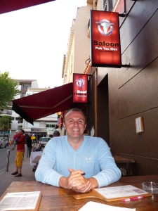 Jean-Christophe Baudin, devant ses deux enseignes. Jean-Christophe Baudin, devant ses deux enseignes.