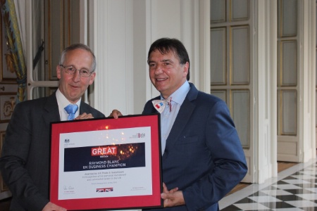 Raymond Blanc (à droite) avec Sir Peter Riketts, ambassadeur de Grande-Bretagne en France. Raymond Blanc (à droite) avec Sir Peter Riketts, ambassadeur de Grande-Bretagne en France.