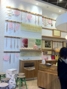 La déco très efficace du Buttercup Cakes, à Westfield Stratford.
