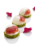 Dôme fromage blanc-framboise-pistache : dessert proposé à la carte du Jardin d'Hiver.