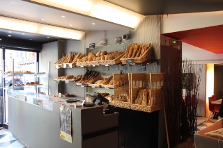 Côté Four, la boulangerie.