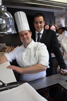 Thierry Schwartz et Cédric Moulot dans la cuisine semi-ouverte de 1741.