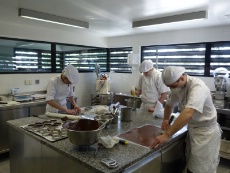 Une partie froide a été aménagée en cuisine, pour que les pâtissiers puissent s'y exprimer à loisir.