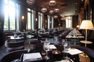 La salle du restaurant - d'où on peut admirer l'Arc de triomphe - compte 110 couverts.