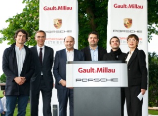 De gauche à droite : Franck Baranger (le Pantruche), Côme de Chérisey, directeur général de Gault&Millau, Andréas Mavrommatis (Mavrommatis), Jean- François Piège (Thoumieux), Garry Dorr (Le Bar à Huîtres) et Patricia Alexandre, directrice de la rédaction Gault&Millau.