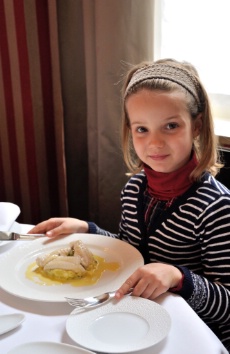 'Trois heures à table, pour un enfant, c'est trop long, explique Nicolas Gauthier, chef au Château d'Esclimont (28). À nous de faire que le temps passe plus vite, par le service, mais aussi par ce que l'on met dans l'assiette.'