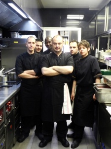 Le nouveau chef Sébastien Martyniuk et sa brigade. Le nouveau chef Sébastien Martyniuk et sa brigade.