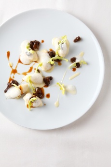 Fines quenelles de volaille, morilles étuvées au jus, pousses de pissenlit.
