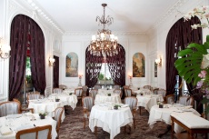 Au Raphael le Restaurant, nouvelle décoration pour la salle de 35 couverts.