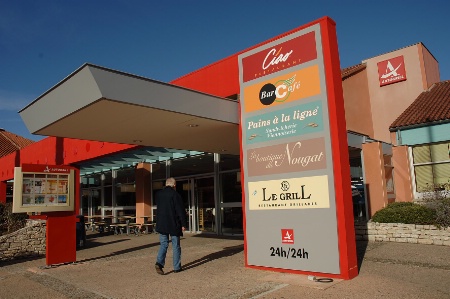 L'enseigne comptait 444 points de vente en France, fin 2011.