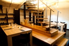 En sous-sol, deux tables de 10 couverts.