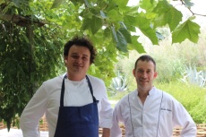 Armand Arnal, La Chassagnette au Sambuc et Sébastien Richard, La Table de Sébastien à Istres, deux chefs très impliqués dans la réalisation de leur carriole, pour des démonstrations spectaculaires et accessibles.
