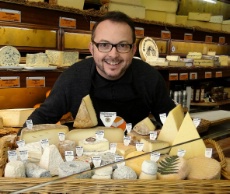 Pour Ludovic Bisot, maître affineur à Rambouillet (Tout un Fromage) et fournisseur de plusieurs restaurants des Yvelines, dont la Villa Marinette, il est 'difficile, même pour une table de référence, de faire l'impasse sur le camembert. Français ou étranger, le client a besoin de s'appuyer sur quelques valeurs sûres'.