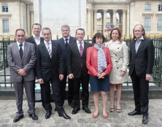 La nouvelle association Ô service des talents de demain (de gche à dte) : Michael Bouvier (La Pyramide à Vienne), Frédéric Kaiser (Bristol à Paris), Olivier Novelli (Hôtel Negresco à Nice), Denis Courtiade (Plaza Athénée à Paris), Yohan Jossier (Régis et Jacques Marcon à Saint-Bonnet-le-Froid), Julie Trochain (Numéro Trois au Tremblay Sur Mauldre), Stéphanie Leclerre (La Suite à La Rochelle), Bruno Treffel (ANPCR).