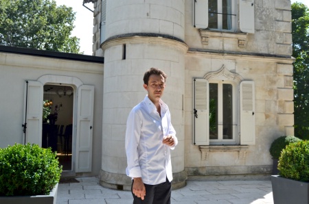 Julien Martinat (27 ans), est à la tête de La Folie depuis avril 2012 avec sa compagne Émilie Depierre. Julien Martinat (27 ans), est à la tête de La Folie depuis avril 2012 avec sa compagne Émilie Depierre.