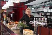 Après des mois de travaux pharaonesques, Flora Mikula inaugure son auberge.