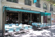 Une terrasse moderne, mais avec vue sur le décor historique.