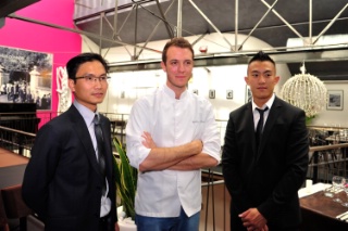 De gauche à droite Yves Lê (directeur général), Yannick Plassard (chef de cuisine), et David Luu (directeur).