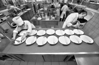Le dressage sur assiette du poisson, une nouvelle épreuve du Bocuse d'or, ici en test chez Régis Marcon avec de 'faux' candidats.