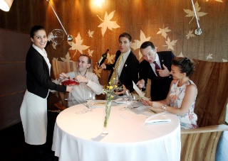 Mise en scène autour d'une table avec une partie de la brigade de restaurant de l'établissement Régis et Jacques Marcon à Saint-Bonnet-le-froid (43).