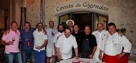 Julien Bréchet (à gauche) et son équipe ont facilement convaincu les chefs de participer à l'évènement. Julien Bréchet (à gauche) et son équipe ont facilement convaincu les chefs de participer à l'évènement.