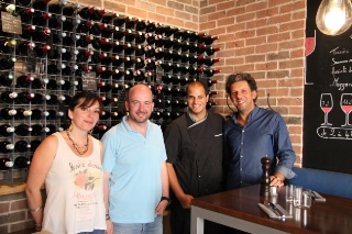 Gilles Ajuelos (à droite), le chef Romain Gervasoni (au centre), et Fabien Moglia le directeur de salle, accompagné de Delphine (à gauche).