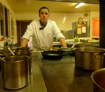 Le chef au fourneau. Le chef au fourneau.