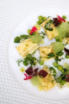 La tomme de Salers en agnolotti, étuvée de petits pois à la gentiane.