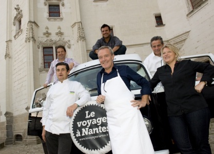 Une brigade de choc pour conclure le Festival des goûts uniques. Autour d'Alain Passard (au centre) : Flora Mikula (à droite) et William Ledeuil (à gauche). En haut, de gauche à droite : Sylvain Guillemot, Éric Guérin et Jean-Yves Guého. Une brigade de choc pour conclure le Festival des goûts uniques. Autour d'Alain Passard (au centre) : Flora Mikula (à droite) et William Ledeuil (à gauche). En haut, de gauche à droite : Sylvain Guillemot, Éric Guérin et Jean-Yves Guého.