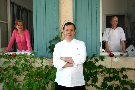 Lydia, Dominique et Julia Bucaille se sont installés dans une bastide du XVIIe siècle à Manosque (04). Lydia, Dominique et Julia Bucaille se sont installés dans une bastide du XVIIe siècle à Manosque (04).