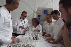 De gauche à droite, le jury en pleine délibération : Michel Portos, Lionel Levy, Gérald Passedat, Eric Sorek, directeur programmes France Bleu Provence, et Guillaume Sourrieu.
