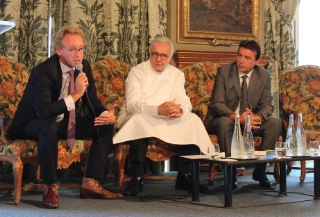 Laurent Plantier, directeur général du groupe Alain Ducasse, Alain Ducasse et Jean-Bernard Bros, adjoint au maire de Paris, chargé du Tourisme, lors de la conférence de presse à la Mairie de Paris.