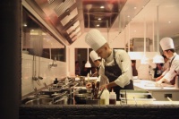 La cuisine, vue de la rue, mais aussi de la salle.