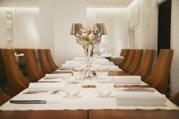Une table d'hôte et des tables cosy espacées.