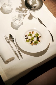 Les berlingots fumés, chèvre frais fumé, champignons des bois, fève tonka, signées Anne-Sophie Pic.