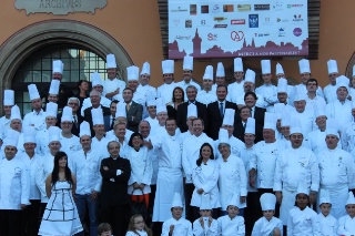 Les chefs réunis sur la place de l'hôtel de ville d'Obernai pour la 1ere fête de la gastronomie.