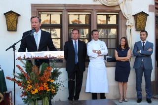 De gauche à droite : Michael Ellis, directeur des guides Michelin, Bernard Fischer, maire d'Obernai, Nicolas Stamm, Anne-Sophie Pic et David Sinapian.