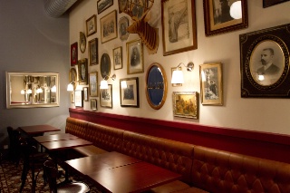 La salle du Malthazar : banquettes cousues et vieilles photos au mur, pour une ambiance très années 1930.
