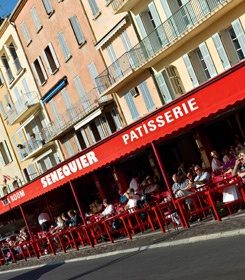 Le célèbre café était exploité par la famille Sénéquier depuis 1887. Le célèbre café était exploité par la famille Sénéquier depuis 1887.