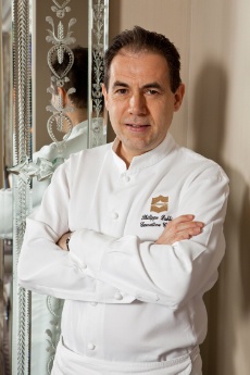 Philippe Labbé, chef du Shangri-La à Paris, obtient 5 toques et le titre de cuisinier de l'année.