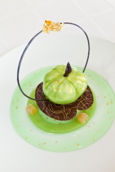 Le dessert du vainqueur : une pomme « Ginger vodka » en trompe-l'oeil, chocolat ivoire au citron lime accompagné d'un crémeux lacté et d'une gelée épicée.