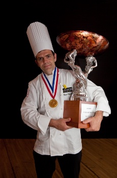 Pascal Garrigues, second de cuisine de Joël Garault à l'Hôtel Hermitage à Monte-Carlo, Principauté de Monaco (hors saison) et second de Jean-Claude Brugel au Monte Carlo Beach Hôtel à Monaco (l'été) a convaincu le jury.